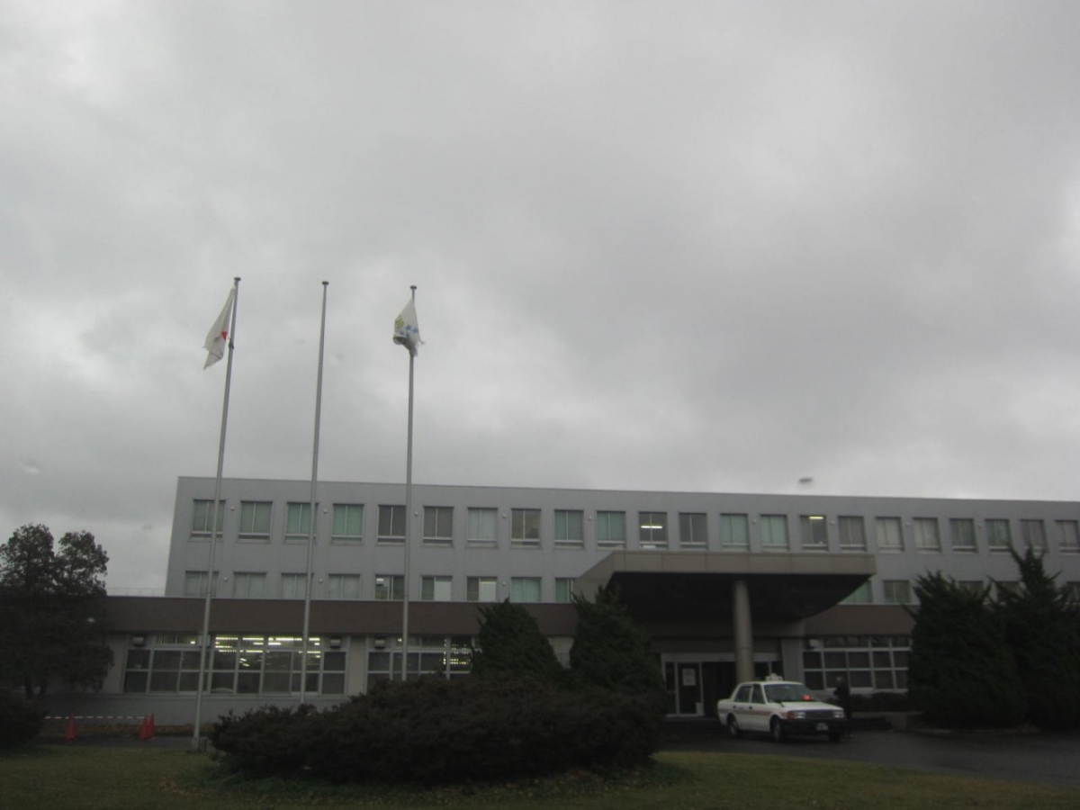 北海道教育大学函館の校舎外観　大学内広告　比較
