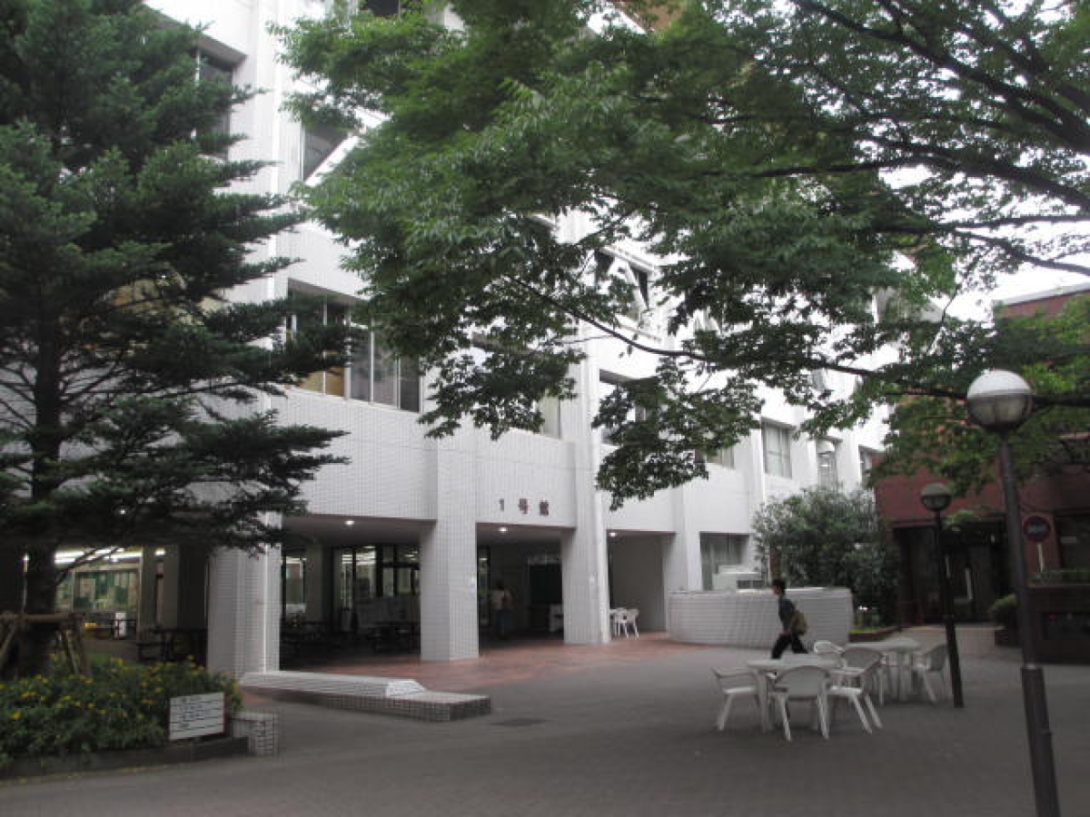目白大学の1号館外観