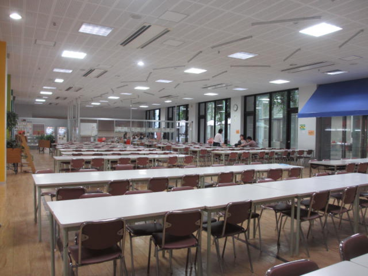 目白大学の食堂内観①