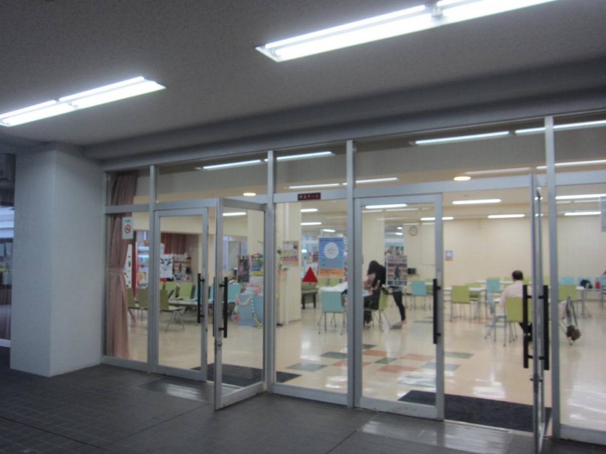 京都嵯峨芸術大学　京都嵯峨芸術大学　ラウンジ　学生向け広告