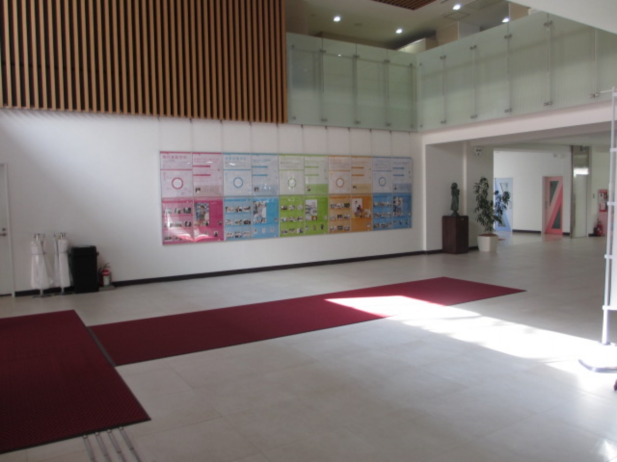 東京家政学院大学三番町キャンパスのホール