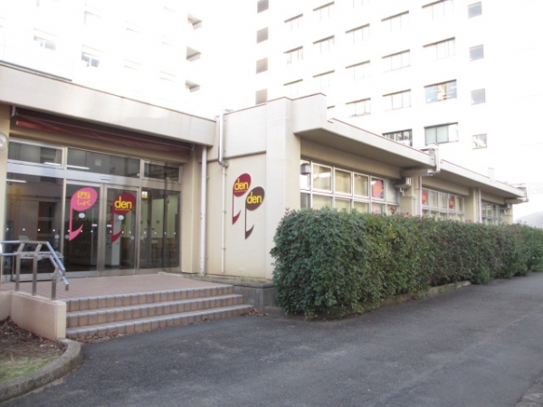 電気通信大学の西食堂外観