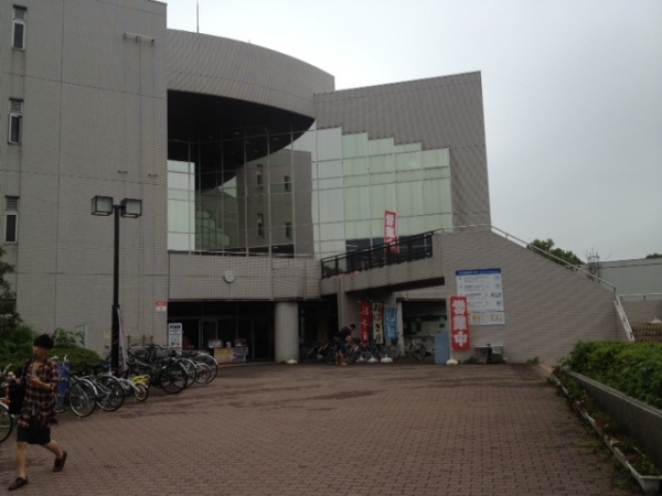 横浜国立大学 大学会館外観