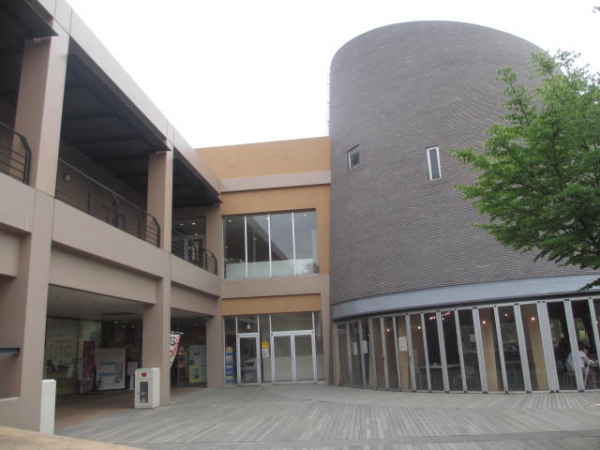 東京外国語大学の大学会館外観