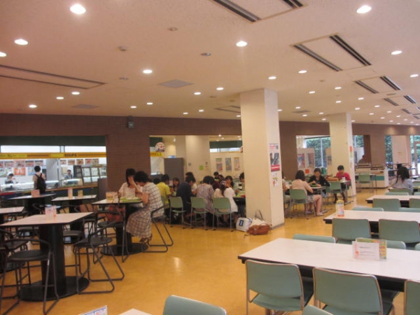 東京外国語大学の食堂内観