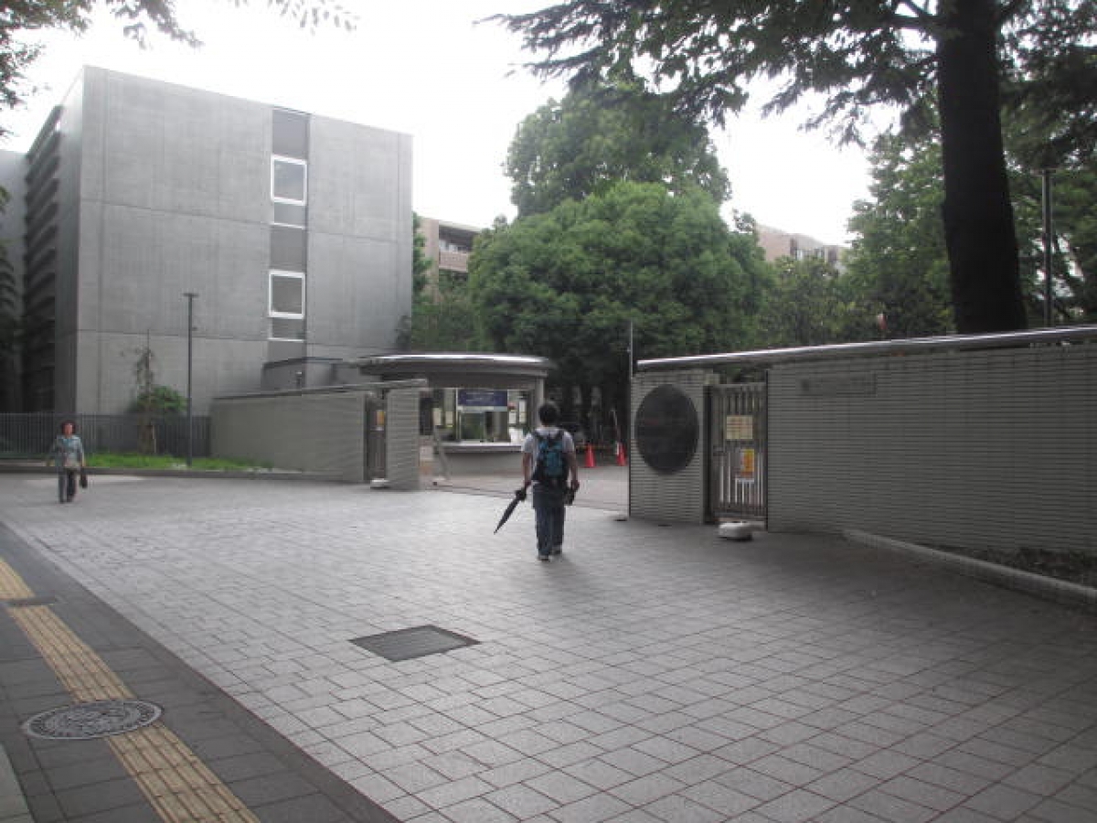 電気通信大学の正門前