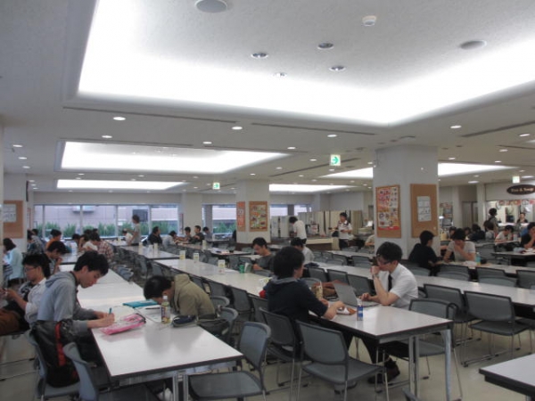 電気通信大学の東食堂内観