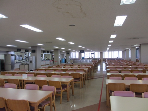 東京工科大学八王子キャンパスの食堂内観