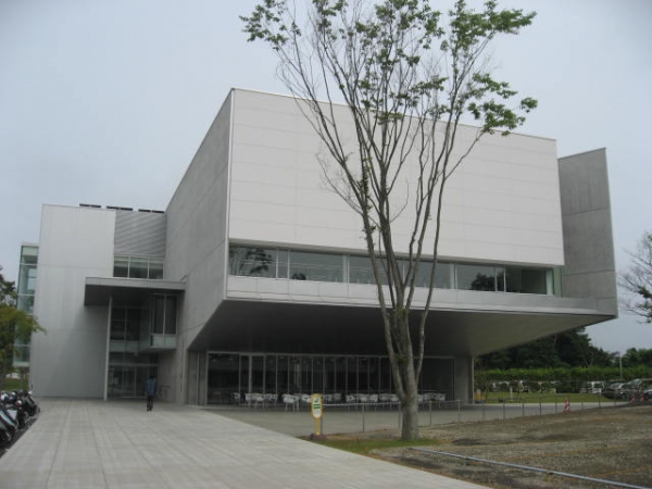 東北大学青葉山キャンパスのあおば食堂外観