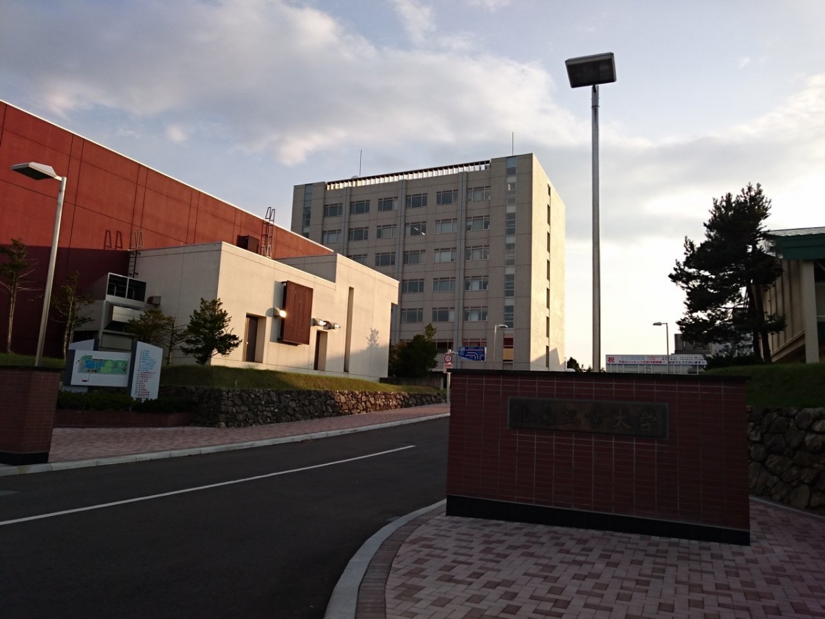 北見工業大学の正門　正門前サンプリング　広告