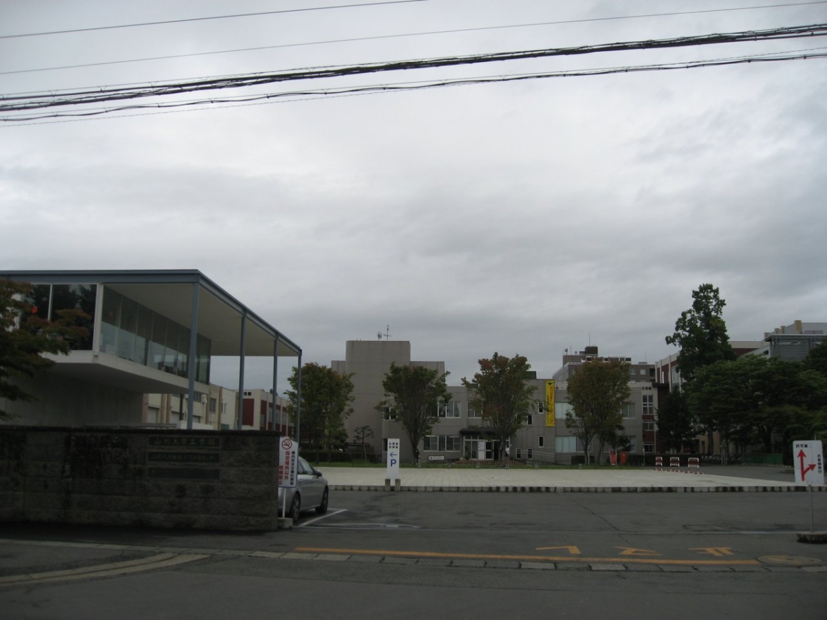 山形大学米沢キャンパスの正門