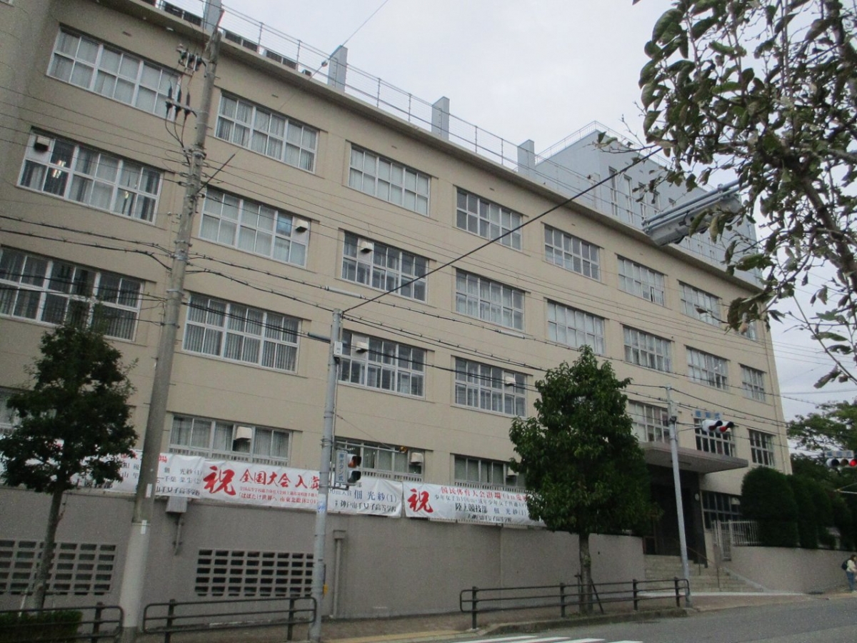 関西国際大学神戸山手キャンパスの校舎外観