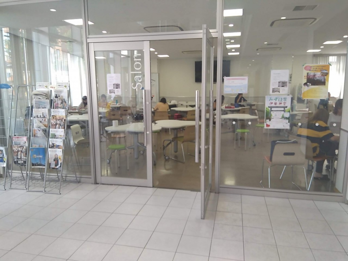 愛知みずほ大学で広告