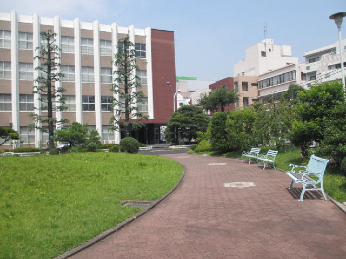 東京富士大学の中庭
