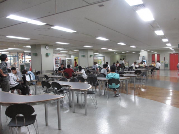 工学院大学新宿キャンパスの学生ホール