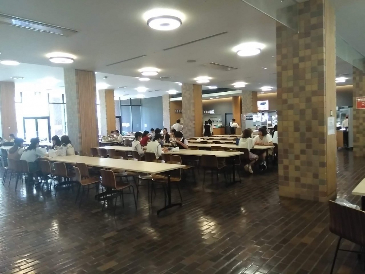 関西大学高槻ミューズキャンパスの食堂内観