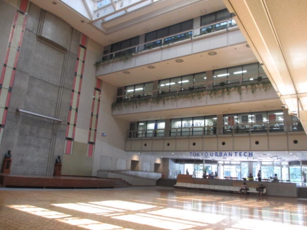 工学院大学新宿キャンパスの1階アトリウム